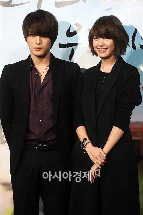 神起在中触电作 《天国邮递员》举行首映