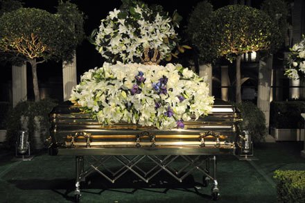 在迈克尔杰克逊的葬礼上其母katherine