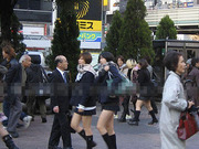 爱美的极限 日本女孩冬天也穿超短裙