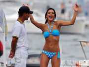 09哥伦比亚小姐选举在即 佳丽登上游艇展现美姿