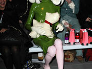 伦敦时装周PPQ前排 绿裙“橡胶娃娃”另类惊艳