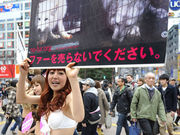 日本美少女穿泳衣网袜上街示威“反皮草”
