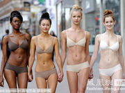 美女模特走上伦敦街头 发布无感内衣