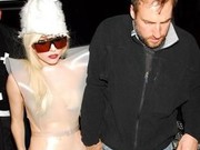 Lady Gaga穿乳胶半透内衣倡导安全性爱