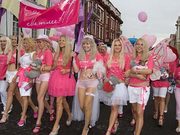 乌克兰美女“粉红”游行为城市增色