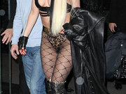 Lady Gaga穿衣雷人 丝袜外穿没新意