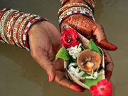 尼泊尔“妇女节”女人结伴沐浴