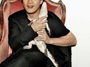 陈奕迅拍《时尚先生》封面 与蜥蜴贴面宣传环保