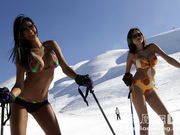 穿比基尼滑雪挑战极限 美女“冻”人秀身姿