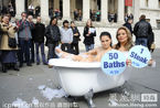 组图：伦敦街头女模不惧天寒 广场上洗泡泡浴