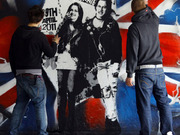 英国街头艺术家创作壁画迎威廉王子婚礼