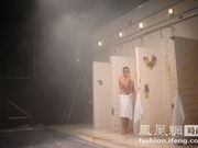 2011春夏中国国际时装周丁勇彩排T台变澡堂 男模裸身上阵