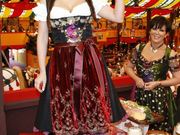 金-卡戴珊在慕尼黑啤酒节狂欢 身穿传统服饰展傲人上围