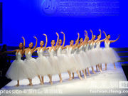 中国时装周上演梦幻芭蕾 高校美女轻纱曼妙秀身姿