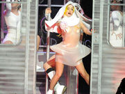 LadyGaga身穿修女透视装庆祝25岁生日