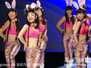 中国国际时装周兔女郎“翘身材”热力助阵泳装发布