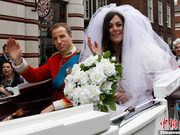 英国山寨威廉王子上演“王室婚礼”