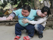 广东4岁小胖墩体重超过120斤(组图)