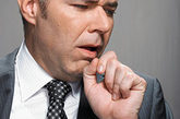二、长期咳嗽时，应注意咳出的痰中是否有血丝掺杂，注意咳嗽的时间，胸痛的部位，血量的多少、血丝的颜色等。