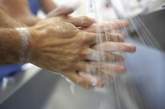 一般人洗手只是简单冲洗，却会忽视对指尖、指缝、拇指的搓洗，这只能让细菌污染率下降18%。世界卫生组织推荐了标准的洗手方法，叫六步搓洗法，洗手40秒或以上，可以将手部卫生的合格率提升30%—40%，其步骤如下：（文/生命时报，图/资料图）