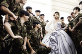 随着英国威廉王子婚期的临近，英国举国上下都在紧张的筹备，而凯特王妃也成为时尚界最为关注的热点人物。近日，新一期英版《VOGUE》以新娘为主题，让众超模身穿白纱，变身妩媚新娘置身海陆空三军士兵和人民之中， 接受大家的祝福。