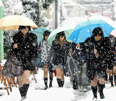 揭秘日本女生冬天穿短裙为何不怕冷