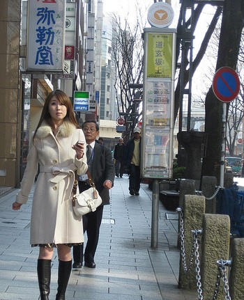 揭秘日本女生冬天穿短裙为何不怕冷