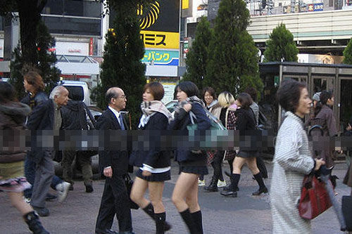 揭秘日本女生冬天穿短裙为何不怕冷