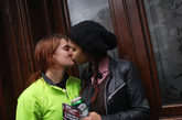 2011年4月15日，英国伦敦的几百名同性恋者当天在一家酒吧外集体接吻，抗议该酒吧歧视驱逐同性恋者。据悉，引发这起争议的威廉(Jonathan Williams)和杰姆斯(James Bull)在一家酒吧初次约会，见面时两人接吻引起酒吧工作人员不满并将其赶走。两人在推特上公布此事，第二天《卫报》在头版做了报道，几百名同性恋者一齐来到这家酒吧门外，以集体热吻的方式抗议歧视。

