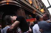 2011年4月15日，英国伦敦的几百名同性恋者当天在一家酒吧外集体接吻，抗议该酒吧歧视驱逐同性恋者。据悉，引发这起争议的威廉(Jonathan Williams)和杰姆斯(James Bull)在一家酒吧初次约会，见面时两人接吻引起酒吧工作人员不满并将其赶走。两人在推特上公布此事，第二天《卫报》在头版做了报道，几百名同性恋者一齐来到这家酒吧门外，以集体热吻的方式抗议歧视。（来源：国际在线）
