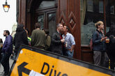 2011年4月15日，英国伦敦的几百名同性恋者当天在一家酒吧外集体接吻，抗议该酒吧歧视驱逐同性恋者。据悉，引发这起争议的威廉(Jonathan Williams)和杰姆斯(James Bull)在一家酒吧初次约会，见面时两人接吻引起酒吧工作人员不满并将其赶走。两人在推特上公布此事，第二天《卫报》在头版做了报道，几百名同性恋者一齐来到这家酒吧门外，以集体热吻的方式抗议歧视。
