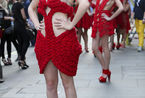 组图：20位舞娘街头走秀 中国红镂空装前卫大胆