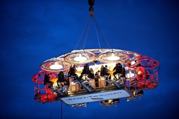 离地50码的疯狂“空中餐厅”(组图)