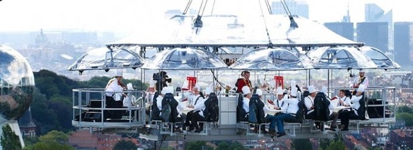离地50码的疯狂“空中餐厅”(组图)