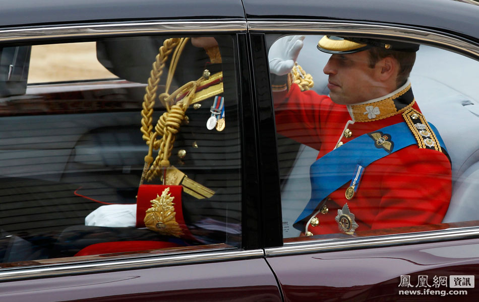 威廉王子和哈里王子同车前往威斯敏斯特教堂