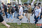 美国男士参加“穿上高跟鞋走一英里路”活动