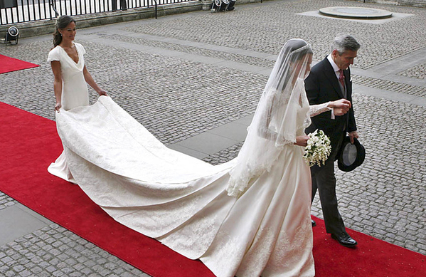 由莎拉-伯顿设计的凯特婚纱终现身 蕾丝长裙简约大气