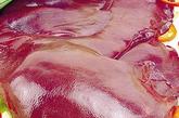 猪肝　1000克猪肝含有胆固醇高达400毫克以上，而胆固醇摄入量太多会致动脉硬化，并加重心血管疾病。

