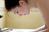 2.温水涮：温水洗脸、漱口、冲凉最适宜，以促进血液循环。