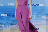 在自己新片《随波逐流》Just Go With It的德国首映会上，布鲁克林 戴可儿Brooklyn Decker完成了一项不可能的任务抢过珍妮弗-安妮斯顿Jennifer Aniston的风头。其决胜武器就是一件充满70风格的Max Mara紫色开衩连身裤。