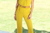 如果想要吸引注意力，一件70风格的黄色连身裤会是很不错的选择，澳洲超模艾尔-麦克珀森Elle Macpherson在拍摄真人秀《时尚明星》Fashion Star时的这件芥黄色丝质喇叭裤加金色的Lara Bohinc 项链造型就很说明问题。