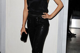 伊娃-朗格利亚Eva Longoria的这条全黑带闪片丝质连身裤充分展现了70风格的精华。
