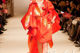 桂由美本季的设计作品将传统和创新完美结合，在西方的浪漫中显露东方的魅力。桂由美是日本著名服装设计师，她的设计风格浪漫、纯洁。