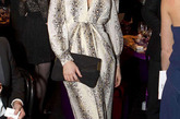 米兰达-可儿Miranda Kerr的Balenciaga深V超长裙流淌着70年代的美艳，她的露趾凉鞋、麂皮手包和自然妆容加红唇则更是锦上添花。 