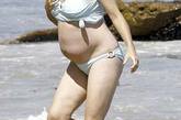 明妮-德瑞弗怀孕七月海边穿泳装晒大肚。