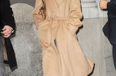 阿汤嫂凯蒂-霍尔姆斯Katie Holmes用一件经典的驼色大衣加喇叭牛仔裤、麂皮靴和缎子衬衫，搭配出了含蓄又有魅力的70休闲风。