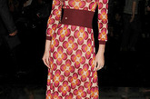 莉顿-梅斯特Leighton Meester那带有迷幻效果的橙紫色调Marc Jacobs裙子是标准的70风格。