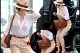 Kylie Minogue机场现身，背Giannini 2011夏季系列新包，显不显贵且不说，时髦感是都搭了出来。
