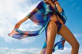 她身着各式比基尼在阳光沙滩上肆无忌惮地展示着女性的美好曲线，如此画面令人心旷神怡，让人仿佛感受到夏日的热浪和海风的吹拂。 