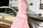 范冰冰清新淡雅的妆容和粉色长裙让范冰冰看起来非常的娇艳俏丽。